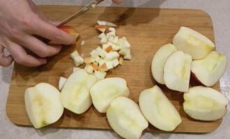 Яблоки разрезаем на четвертинки, удаляем семенную коробочку и плодоножку, нарезаем кубиками небольшого размера.
