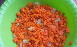 Отварную морковь и картофель очищаем и нарезаем кубиками одинакового размера и пересыпаем в глубокий салатник.