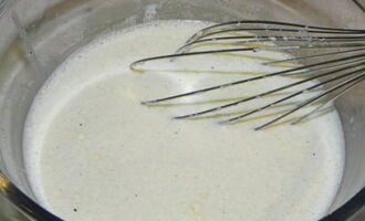 Прогретое молоко со сливками процеживаем через сито, после чего тонкой струйкой вливаем в яичную смесь, которую активно помешиваем, чтобы желтки не сварились. Образовавшуюся на поверхности пенку снимаем.