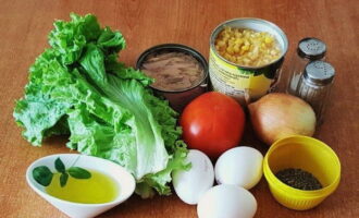 Как приготовить простой и вкусный ПП салат? Для своего же удобства выкладываем все необходимые продукты на стол. 
