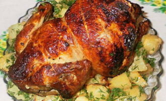 Готовую курицу гриль перекладываем на тарелку и подаём к столу с любимым гарниром и свежими овощами. Приятного аппетита!