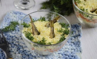 Приготовленный салат можете сразу и без настаивания подавать к столу. При формировании салата на одном блюде декорируйте его лилией из отварного яйца и перьями зеленого лука. Приятного аппетита!