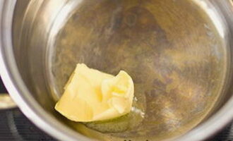 Для варки соуса взять посуду с толстым дном, чтобы соус не подгорел. В нее положить ложку сливочного масла и растопить на небольшом огне.