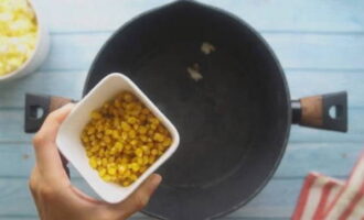 В горячее масло кладем 3–4 кукурузных зерна и сковороду накрываем крышкой. После того как зерна станут прыгать, пересыпаем в сковороду ровным слоем всю кукурузу, закрываем крышкой, снимаем с огня и отсчитываем ровно 30 секунд.