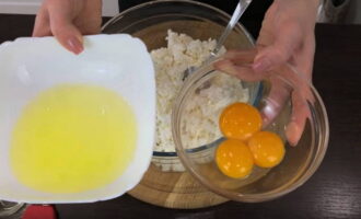 Аккуратно разбиваем три яйца и отделяем желтки от белков.