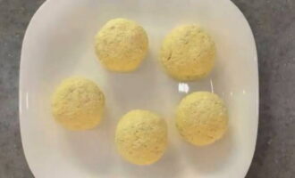 Из этой салатной массы руками аккуратно сформируйте одинаковые шарики размером с мандарин.