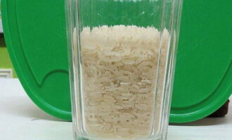 Рис тщательно промываем в нескольких водах, пока жидкость не станет прозрачной, и пересыпаем в бульон – варим около 20 минут на огне меньше среднего. 