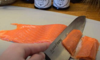 Острым ножом, филе красной рыбы отделяется от кожи и нарезается тонкими слайсами. Филе для таких бутербродов берется слабосоленое, так как оно лучшим образом сочетается с авокадо, в отличие от подкопченного. 
