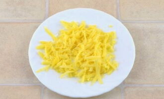 Кусочек сыра измельчаем аналогичным способом.