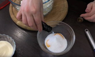 В тарелку к желткам подсыпаем немного сахарного песка и ванилина – тщательно растираем до растворения сладких кристаллов.