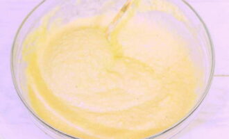 В полученную массу вбиваем яйцо, подсыпаем муку, соль и перец – вымешиваем тесто.