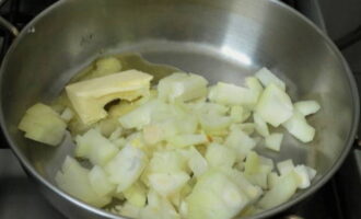 Очищенный и мелко нарубленный лук слегка обжариваем в сковороде с добавлением сливочного масла.
