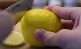 Тщательно вымывается лимон и разрезается на две половинки.