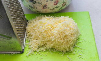 Аналогичным способом измельчаем сыр и смешиваем с яйцами.