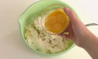 Яйца разделите на желтки и белки и четыре желтка переложите к пюре. Затем картофельное пюре с добавленными ингредиентами быстро, чтобы желтки не свернулись, перемешайте до однородного состояния.