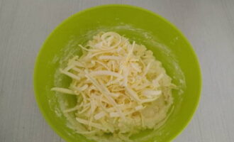 В посуду с творожной массой натираем кусочек замороженного масла и быстро размешиваем.