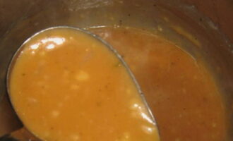Затем отправляем в жаропрочную посуду томатную пасту/соус и сахарный песок – пробуем и при необходимости добавляем соль или перец по вкусу. 