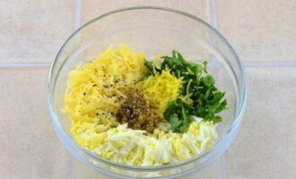 В глубокой пиале смешиваем компоненты: зелень, сыр, яйца, горчицу, цедру, соль и перец, а также добавляем лимонный сок из остатков цитруса.