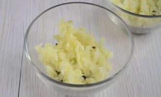 Отваренный картофель измельчите на крупной терке и уложите в салатницу следующим слоем. Посыпьте его солью и покройте сеточкой майонеза.