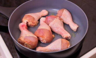 В другой сковороде обжариваем птицу до готовности (предварительно натираем солью и смесью перцев).