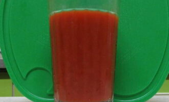 Отмеряем необходимое количество томатного сока.