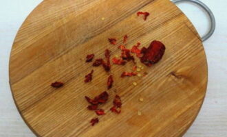 Красный острый перец режем на тонкие колечки, не вынимая семечек.