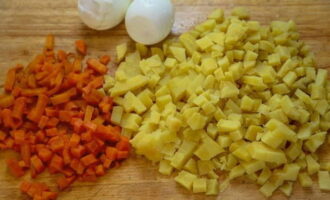 В это время режем кубиками картошку с морковью. Также поступаем и с яйцами, которые заранее отвариваем.