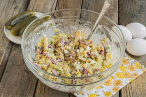 Салат с кириешками - 10 простых и вкусных рецептов с пошаговыми фото