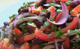 Размешиваем закуску. Подаем яркий и в меру пикантный салат «Тбилиси» к столу!