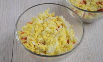 Отваренные и измельченные на терке яйца уложите поверх овощей.