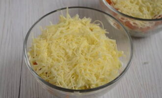 Сыр измельчите на мелкой терке и уложите ровным слоем поверх остальных ингредиентов. 