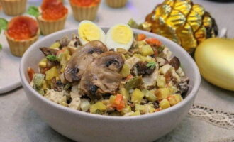 Аппетитный салат с курицей и жареными грибами готов. Можно делить на порции и подавать к столу.