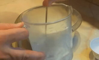 Крутой кипяток наливается в мерный стакан и в нем растворяется чайная ложка соли.