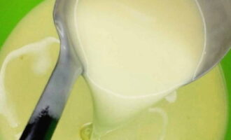Пол-литра молока переливаем в сотейник и хорошенько греем, смешиваем с взбитыми яйцами с добавлением соли, сахарного песка и ванилина. Муку просеиваем через мелкое сито и подливаем к ней яичную смесь – тщательно размешиваем. Густое тесто разводим до нужной консистенции оставшейся частью молока, вводим 5 столовых ложек масла. Прикрываем вымешанное тесто салфеткой и даем «отдохнуть» около 20 минут.