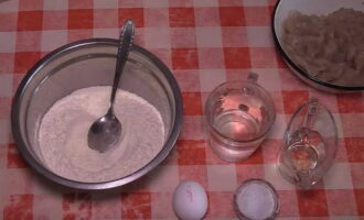 Заварное тесто для пельменей на кипятке с яйцом и растительным маслом готовится просто. Сразу подготавливаются в указанном в рецепте количестве все ингредиенты, для замеса заварного теста.