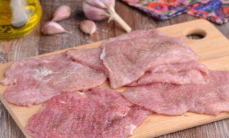 Отбиваем кусочки свинины специальным молотком для отбивания мяса с двух сторон.