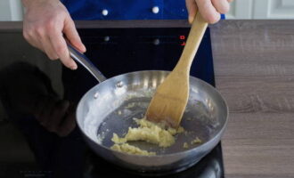Теперь приступим к приготовлению соуса для жульена. Высыпаем в разогретую сковороду 2 столовые ложки заранее просеянной муки. Постоянно помешиваем ее в течение двух минут, а затем добавляем сливочное масло (30 граммов).