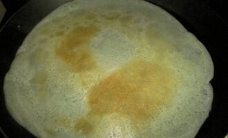 Хорошо прогреваем сковороду без масла и при помощи половника выливаем туда тесто, распределяя его по всей поверхности. Обжариваем блины с двух сторон до румяного цвета. 
