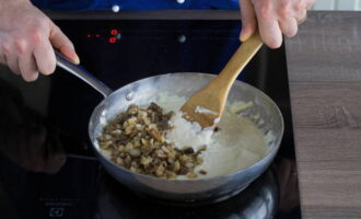 В отдельной емкости нагреваем 20 граммов сливочного масла. Добавляем очищенные и нарезанные луковицы и зубки чеснока. Лук и чеснок следует мелко нарезать ножом. Когда ингредиенты зарумянятся, добавляем к ним грибы и 2 столовые ложки отвара. Тушим грибы 3 минуты и добавляем к ним соус. Перемешиваем и посыпаем специями – солью, черным перцем и мускатным орехом.