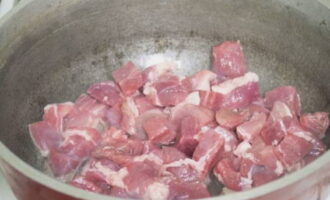 В сковородке разогреваем масло и обжариваем свинину, предварительно нарезанную кубиками среднего размера.