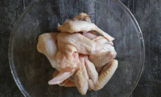 Куриные крылья тщательно промываются проточной водой, обсушиваются салфеткой и кладутся в глубокую посуду.