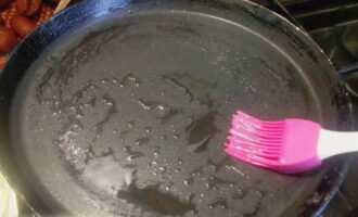 Тонкую сковороду промазываем тонким слоем масла перед обжариванием каждого блина.