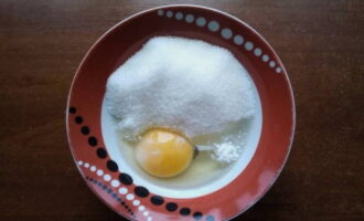 В отдельной пиале смешиваем яйцо с сахарным песком, ванилином и солью.