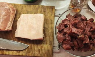 Если у вас сало с прослойкой мяса, то ее аккуратно срежьте, ведь для тушенки нужен жир.