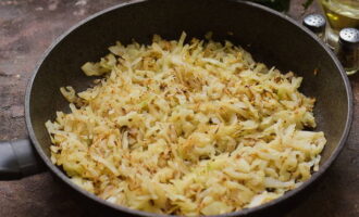 В сковородке разогреваем две столовые ложки растительного масла и обжариваем капусту около 8-10 минут до легкой румяности.