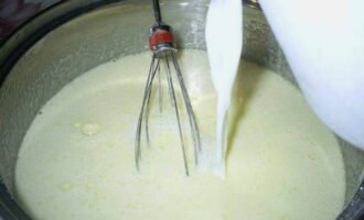 Тонкой струей вводим молоко в полученную смесь и размешиваем при помощи венчика до однородной консистенции.