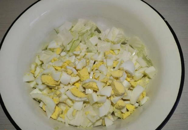 Салат с консервированным тунцом и яйцом