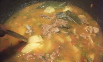 Перед тем, как снять суп с плиты – добавляем мелко нарубленную зелень, соль и ваши любимые приправы.