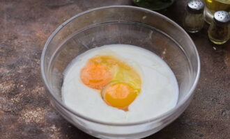 И пока основной компонент остывает – делаем тесто. В отдельной посуде смешиваем кефир и яйца, солим.