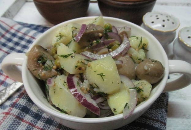 Салат с консервированными шампиньонами — 10 простых и вкусных рецептов